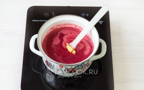 Проварить ягодную смесь