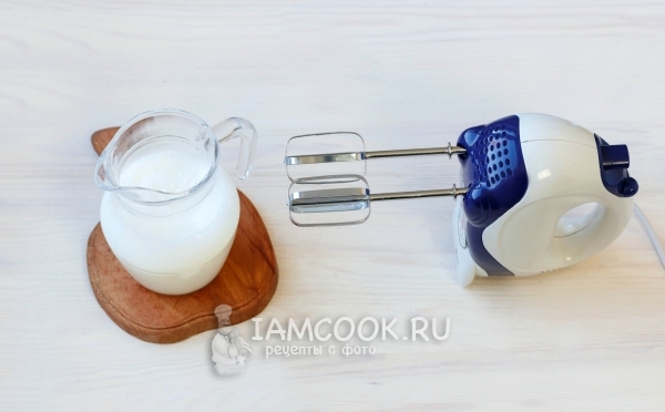 Взбить молоко миксером