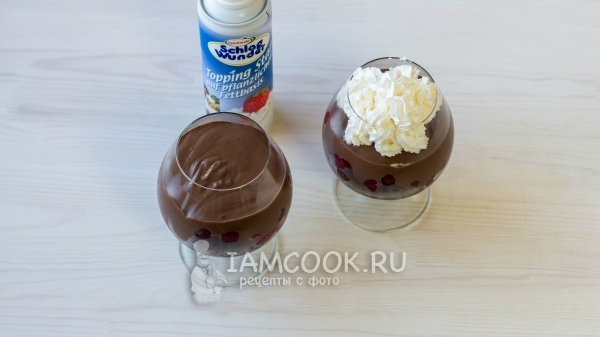 Положить на крем сливки