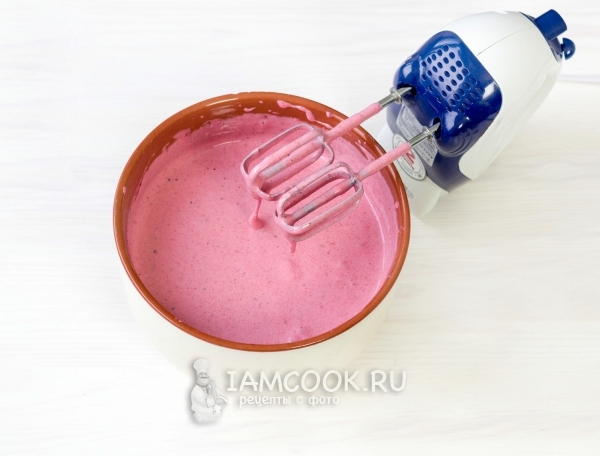 Взбить ягодную массу