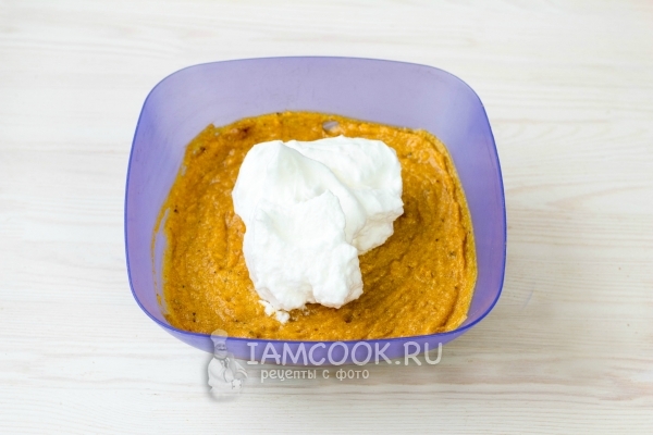 Добавить взбитые белки