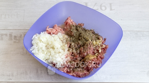 Соединить фарш, лук, чеснок и специи