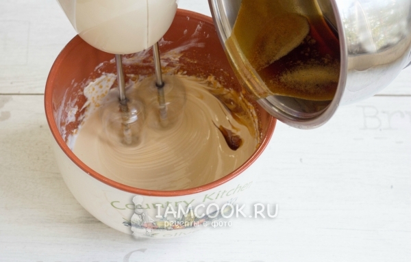 Влить медовую смесь в белок