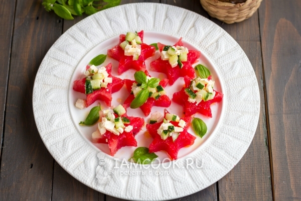 Готовый салат из арбуза, огурцов и сыра фета