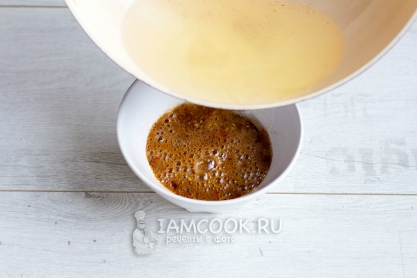 Влить масло в специи