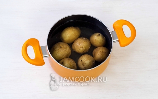 Положить картофель в воду