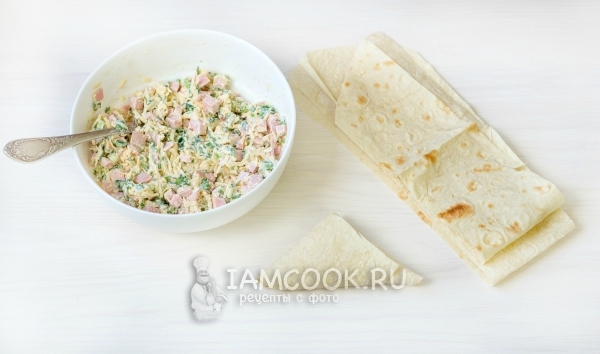 Завернуть начинку в лаваш