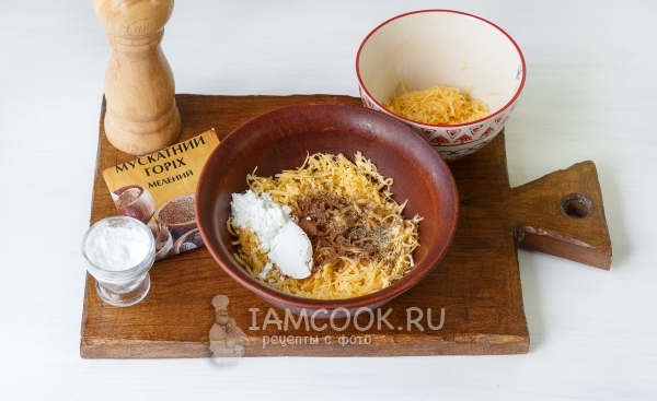 Соединить тертый сыр, крахмал, соль и перец