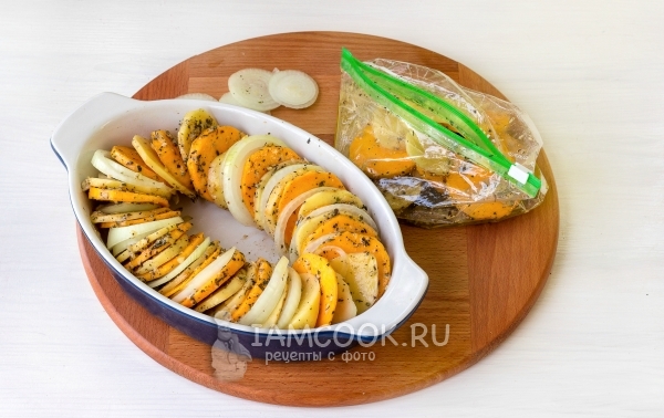 Выложить овощи в форму