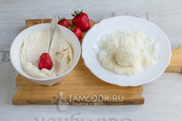 Обвалять клубнику в творожной массе и в кокосовой стружке