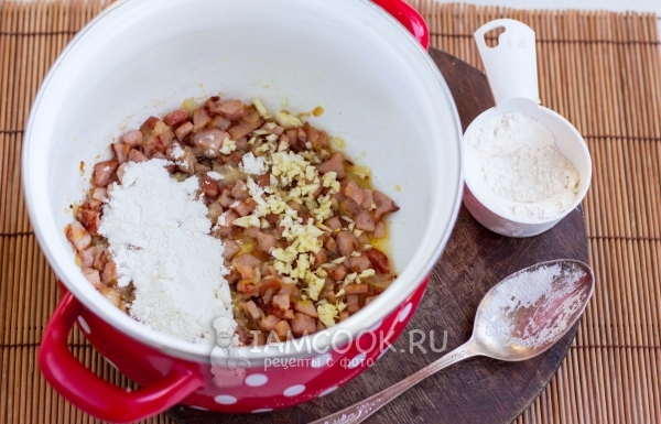 Добавить муку и чеснок