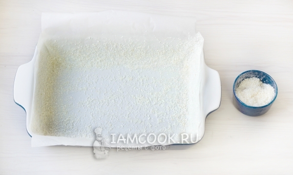 Форму смазать маслом и посыпать кокосовой стружкой