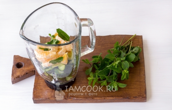 Положить в блендер мяту, огурцы и апельсин