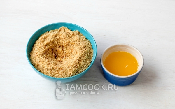 Влить в печенье масло