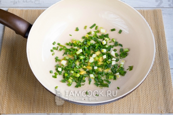 Обжарить лук