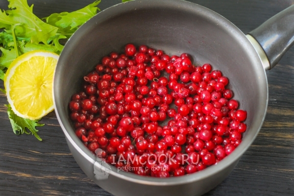 Положить ягоды в сотейник