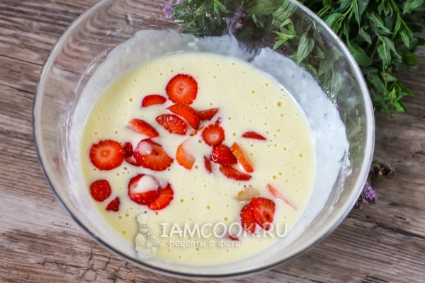 Положить клубнику