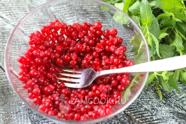 Помять смородину вилкой