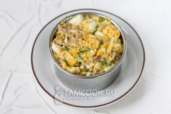 Выложить салат в кулинарное кольцо