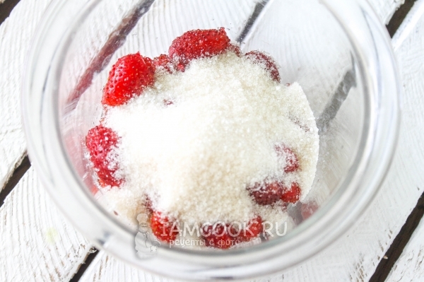 Всыпать сахар и лимонную кислоту