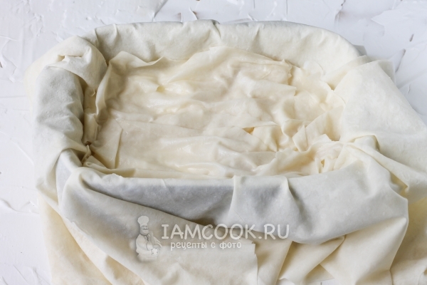 Накрыть творог тестом с маслом