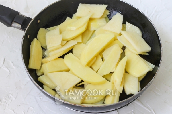 Положить на сковороду картофель