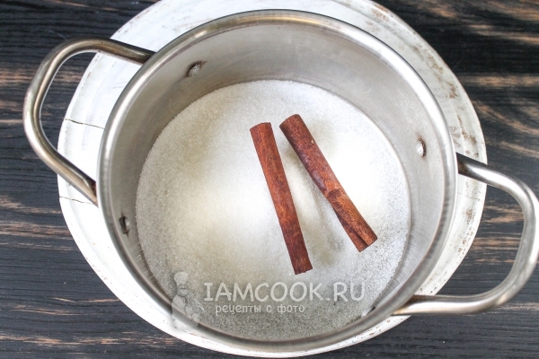 Положить в кастрюлю сахар и корицу