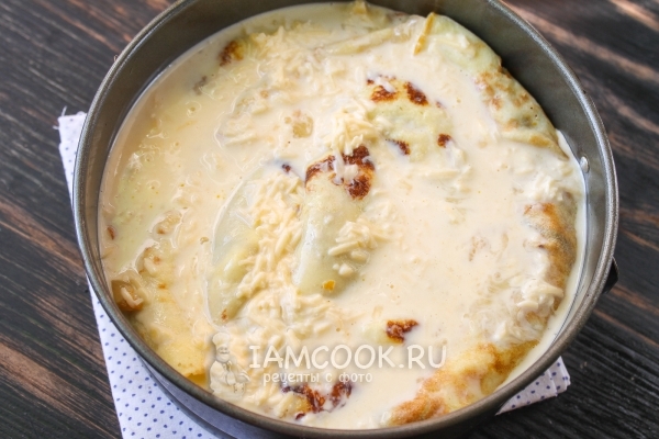 Залить блины сырным соусом