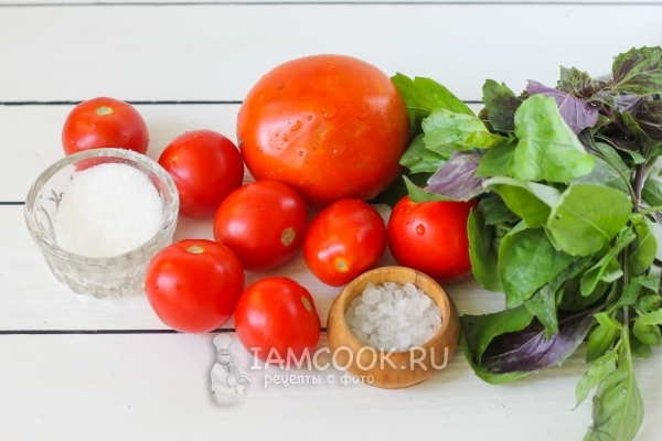 Ингредиенты для томатного фреша с базиликом в блендере