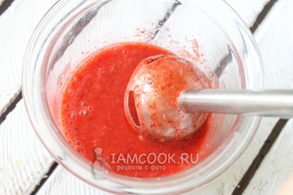Пюрировать клубнику с сахаром