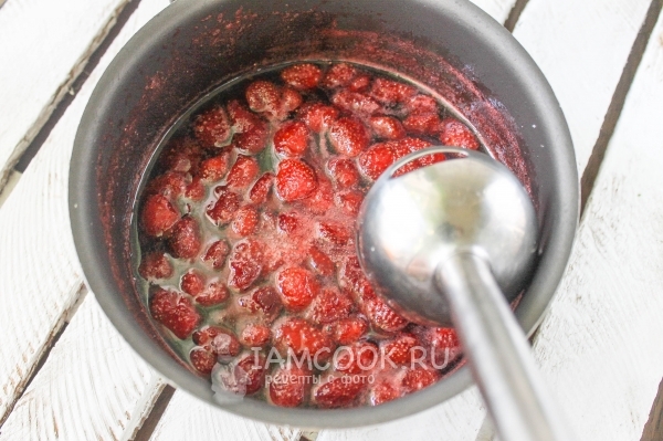 Пюрировать клубнику