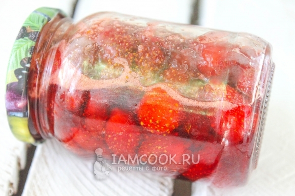 Готовая клубника в собственном соку на зиму