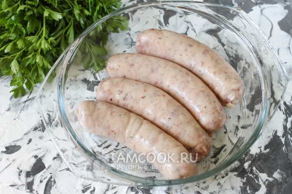 Положить купаты в форму