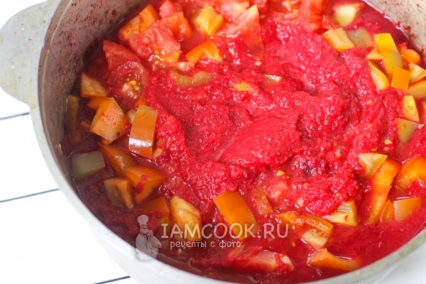 Положить помидоры и перец