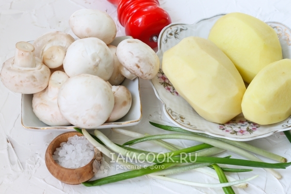 Ингредиенты для жареных грибов с картошкой на сковороде