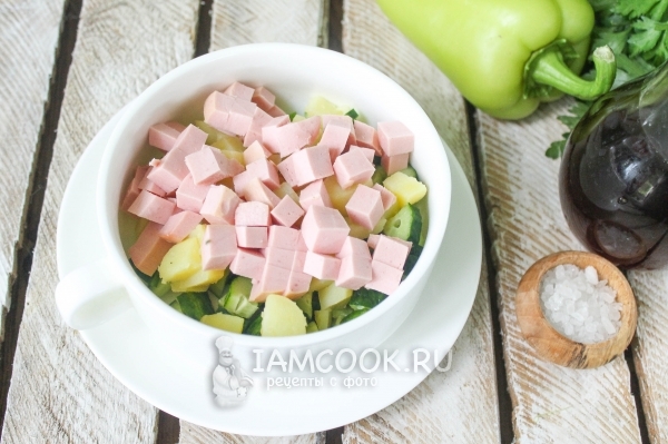 Положить колбасу