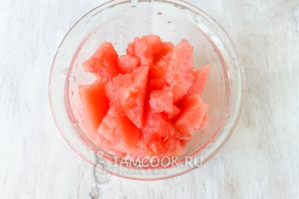 Вырезать мякоть арбуза