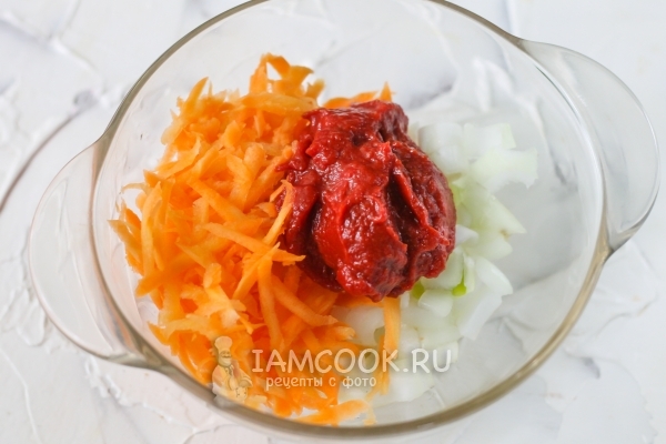 Соединить лук, морковь и томатную пасту