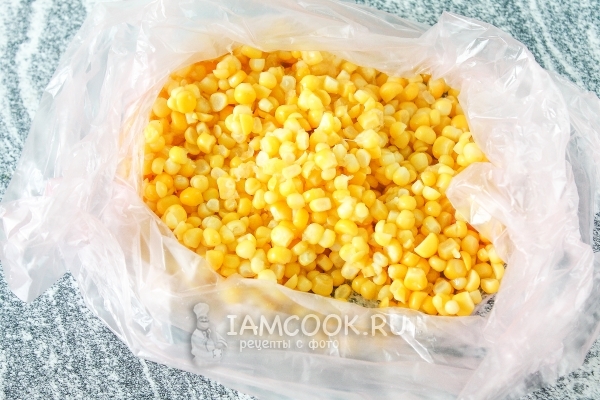 Положить зерна кукурузы в пакет