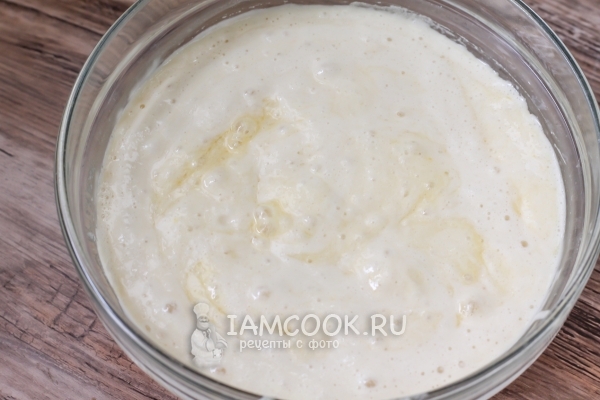 Соединить опару и масляно-яичную смесь