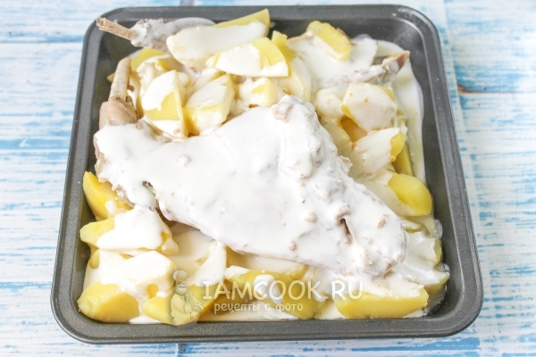 Полить картофель и мясо кефиром