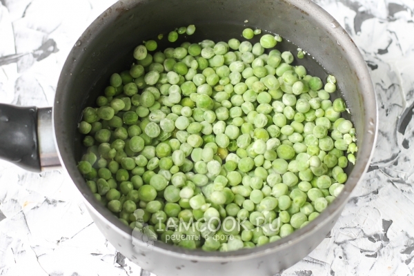 Положить горошек в воду