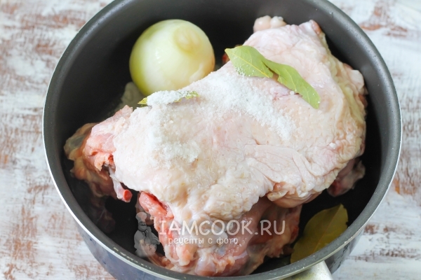 Положить в кастрюлю мясо, лук, соль и лавровый лист