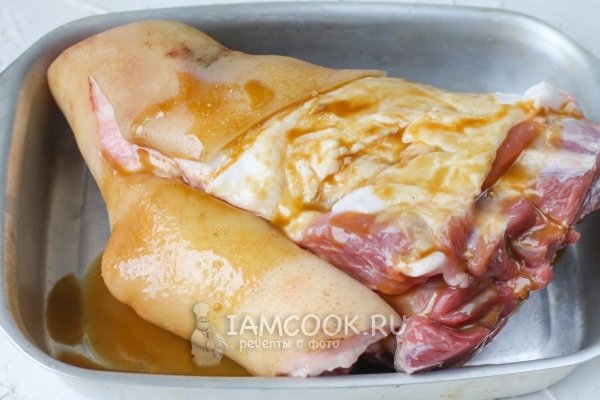 Смазать рульку маринадом