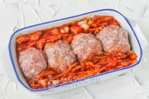 Положить заливку к фрикаделькам