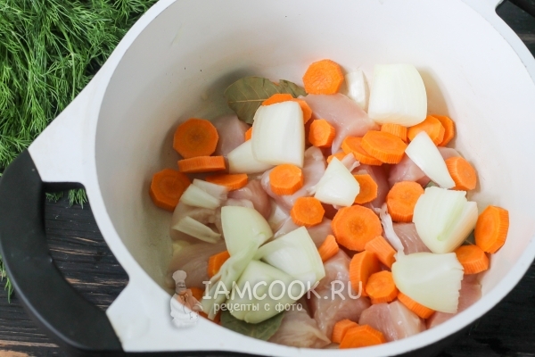 Положить лук и морковь