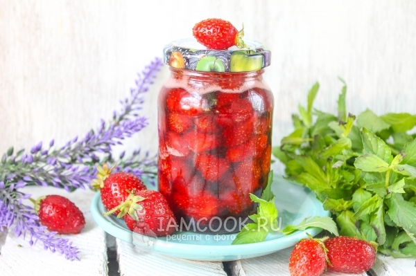 Фото клубники в собственном соку на зиму