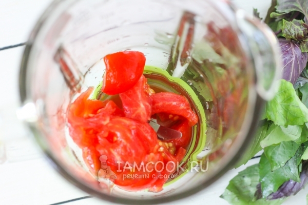 Положить помидоры в блендер