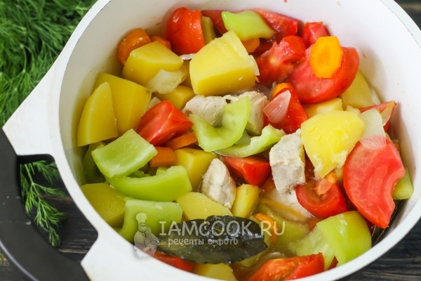 Положить перец и помидоры