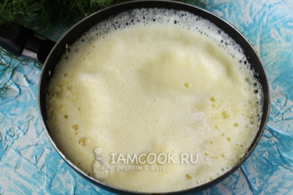 Влить молочно-яичную смесь